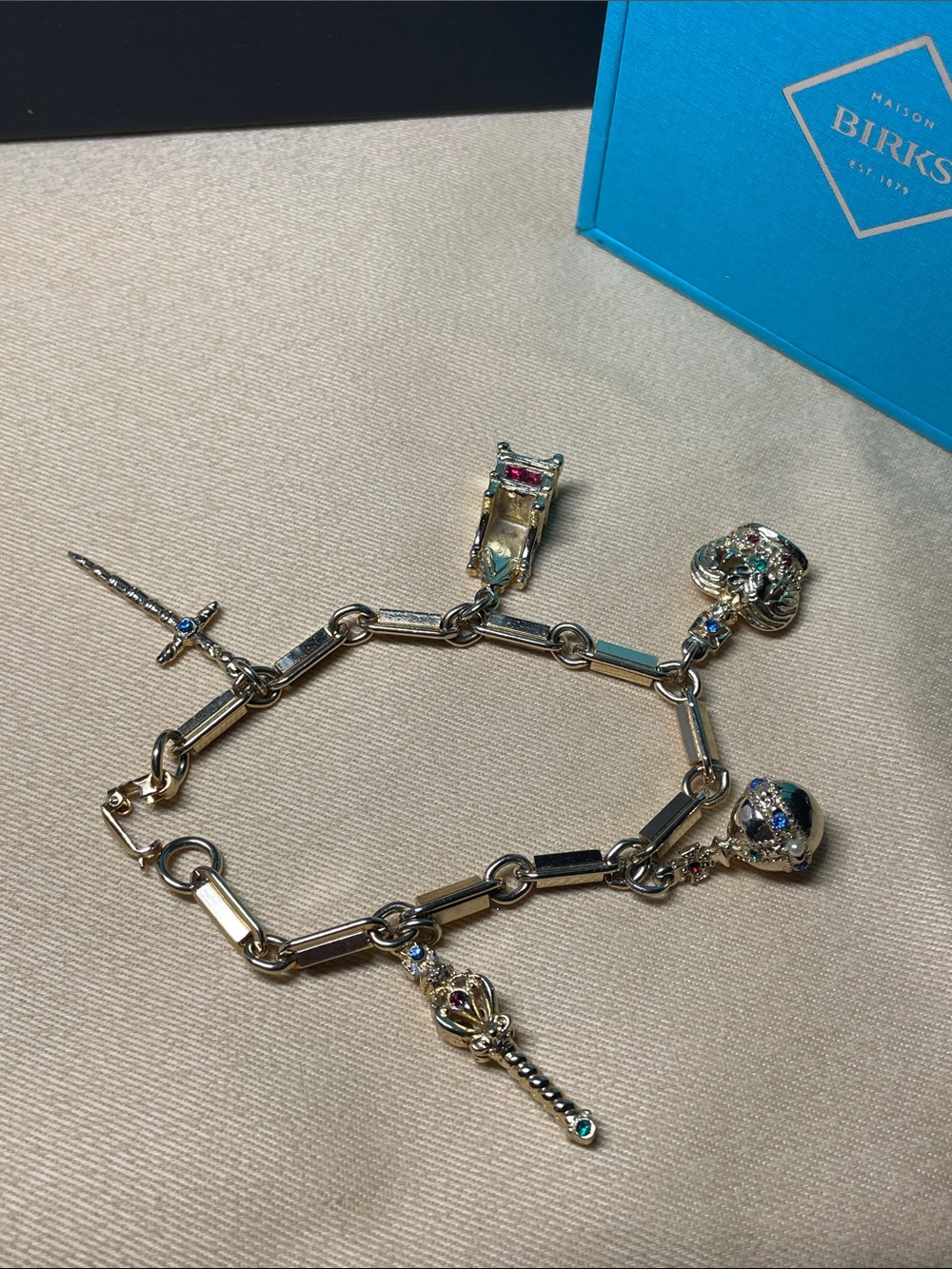 Rare Vintage Coro GoldTone Charm Bracelet Coronation/Royal Inspired Like New - Picture 15 of 16